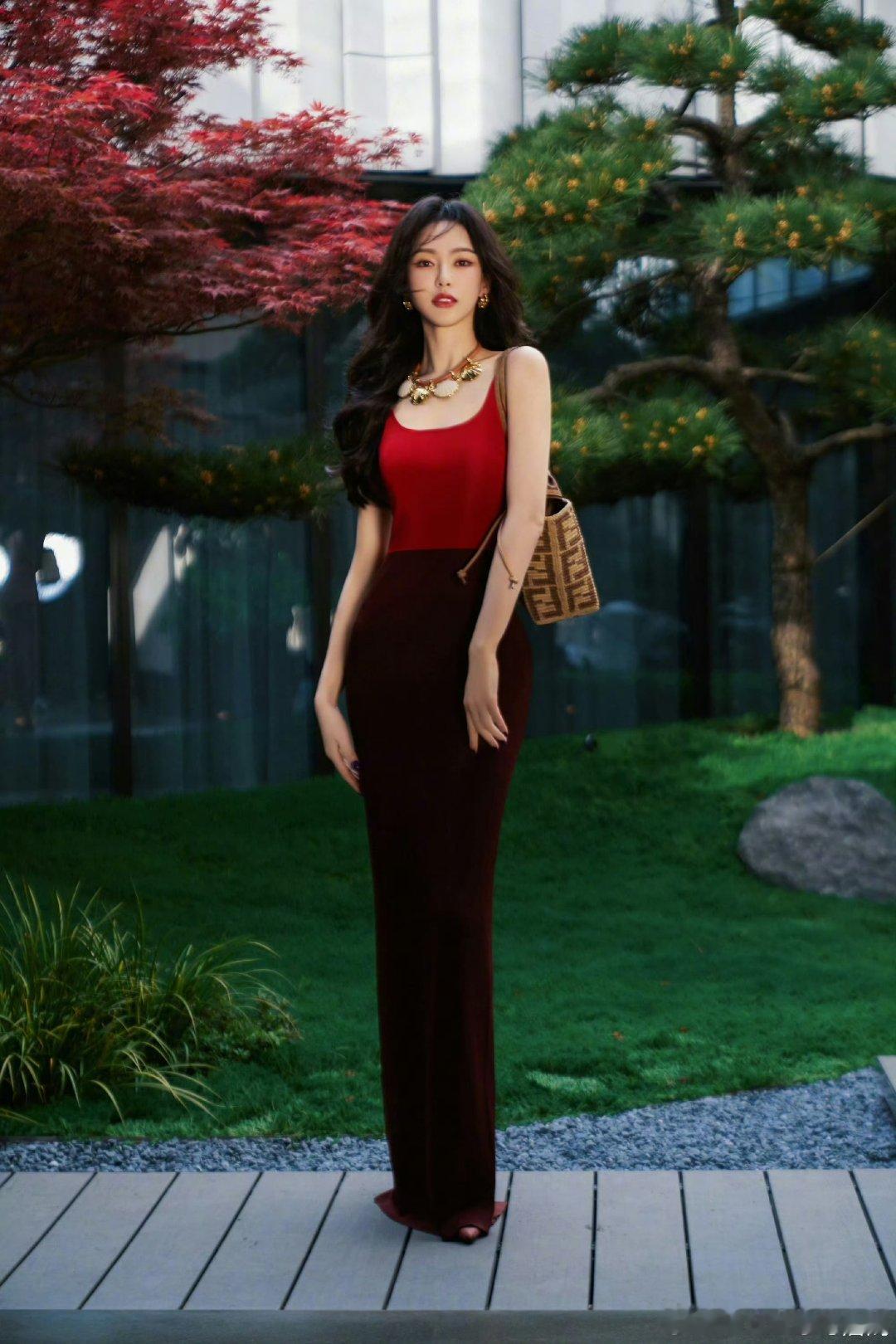 唐嫣 Fendi 新物料，好美的代言人[老师爱你][老师爱你] ​​​