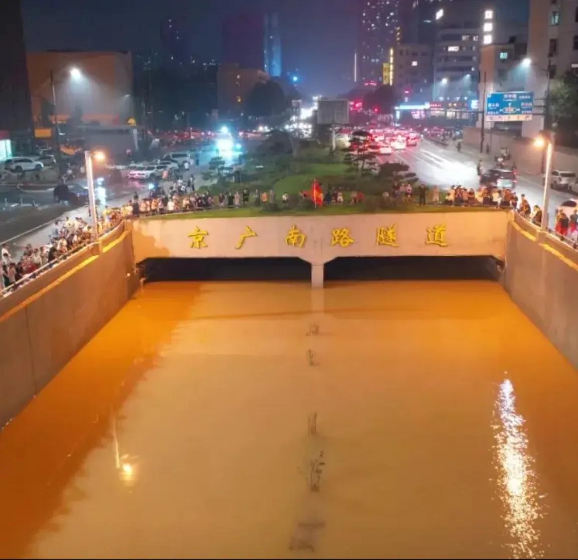 为何郑州屡屡被淹？郑州市地势西南高东北低，落差高达30米，西南虽说地势高，但是排