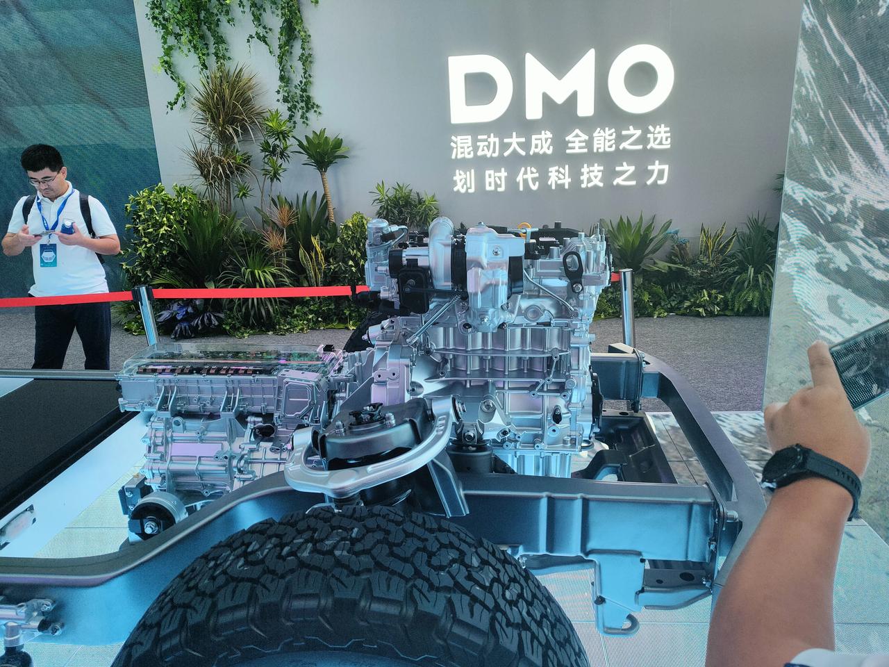 怪不得长城揪着比亚迪不放，这是戳他肺管子了，#比亚迪方程豹发布会＃，硬派越野全新