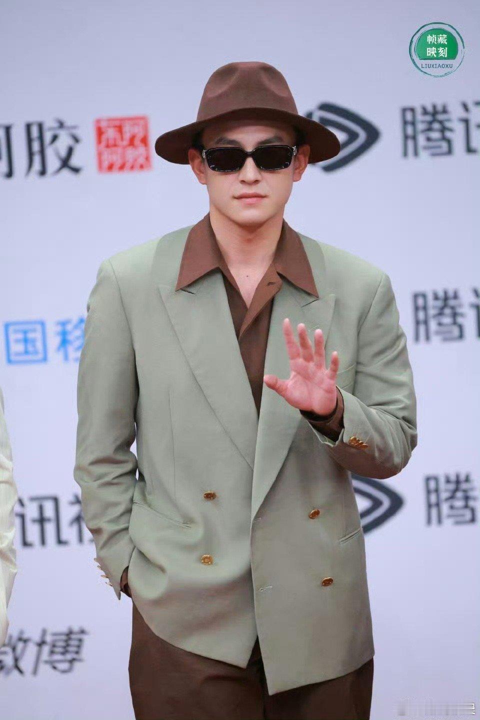 刘萧旭 度假老钱风 被刘萧旭的“度假老钱风”彻底圈粉！这身造型与环境的融合度很高