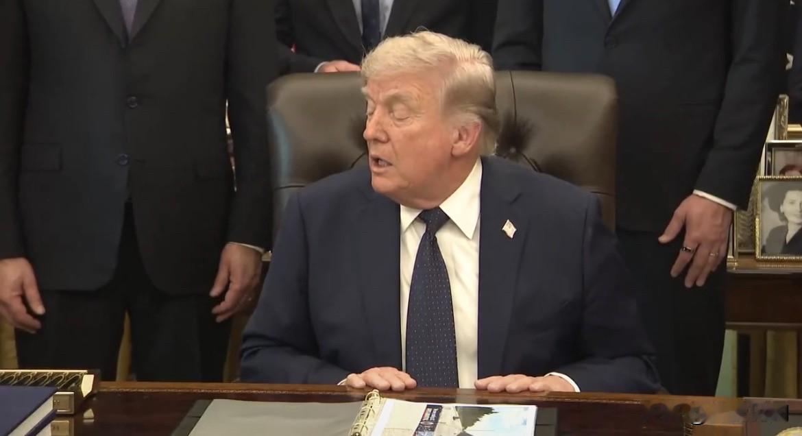 特朗普怒怼记者：心急吃不了热豆腐

记者在白宫问特朗普：

“你还要等多久才能解