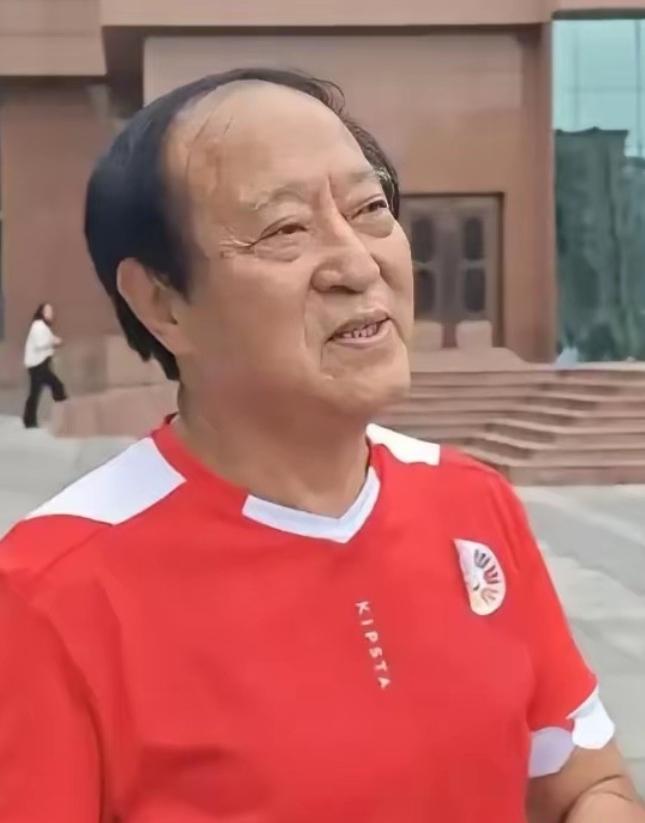 万万没想到，折腾半生、一度倾家荡产的牛群，晚年竟被美国毕业的儿子牛童，用最朴素的