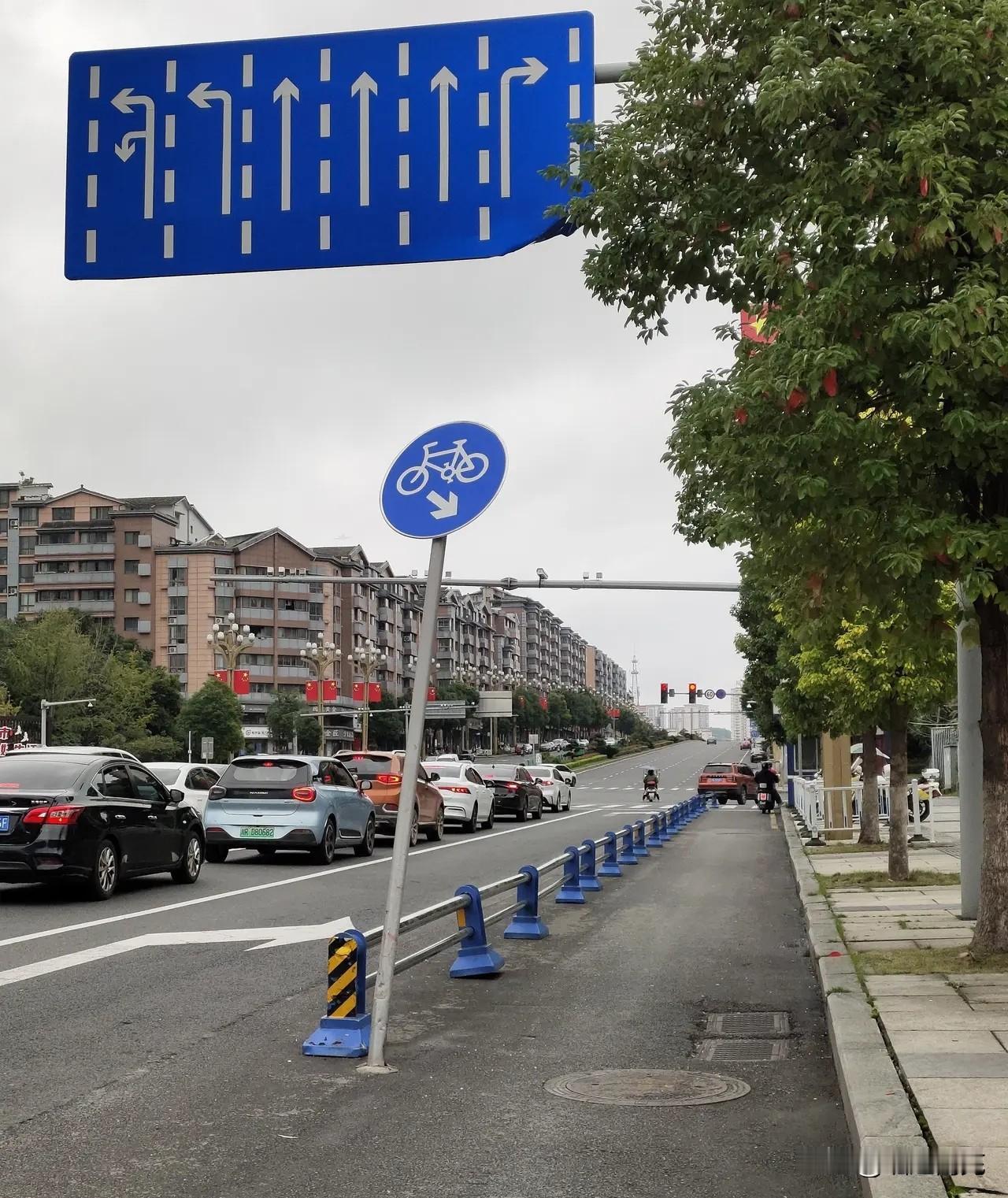 这里的标志牌已“扶正”
此前平台发布网友爆料称:上中坝大桥高坪区下桥处一非机动车