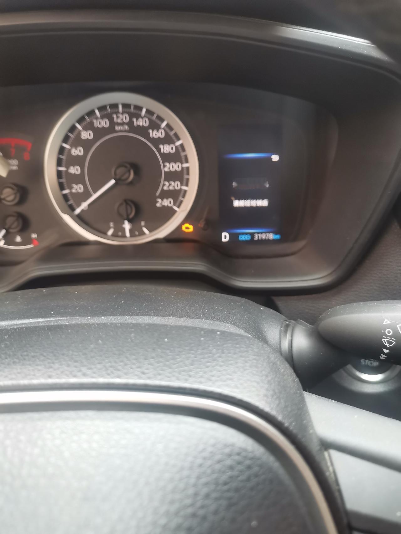 察！开车的时候，发动机故障灯突然亮了，屏幕提示我尽快去经销店，这究竟是咋回事？