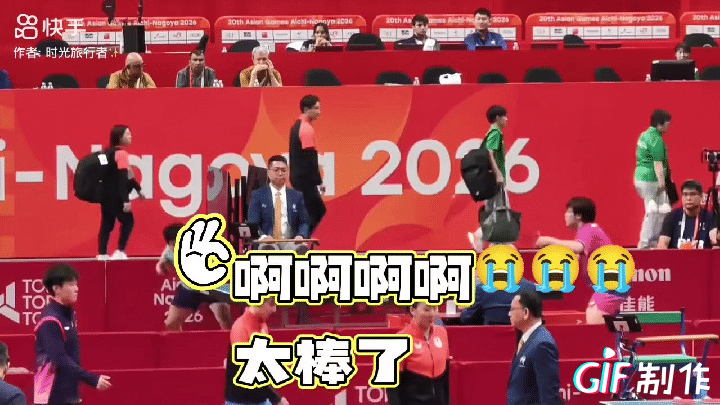 林诗栋单打4-2击败松岛辉空后，直接两个丝滑大跳跑到场外与教练王浩拥抱庆祝，看他