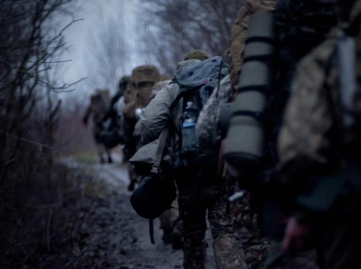 乌克兰武装部队指挥官带领战士们进入谢韦尔斯克附近的陷阱
乌克兰武装部队指挥官派遣