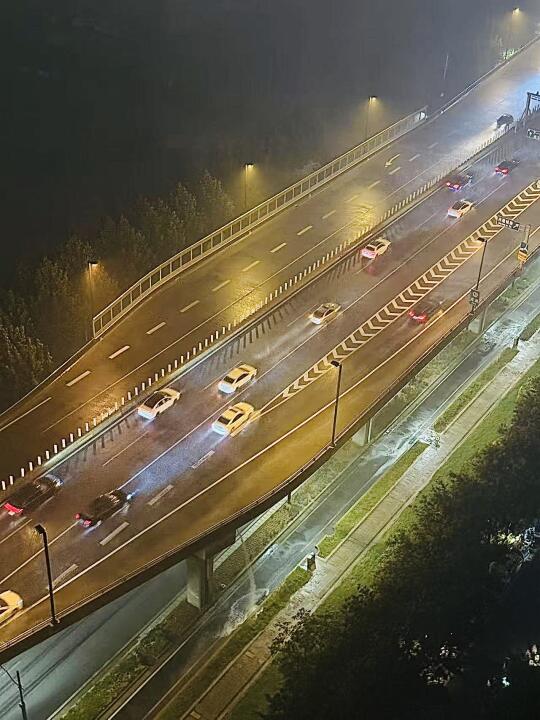 郑州终于下雨了😭，路面已🈶积水，太难了🙉