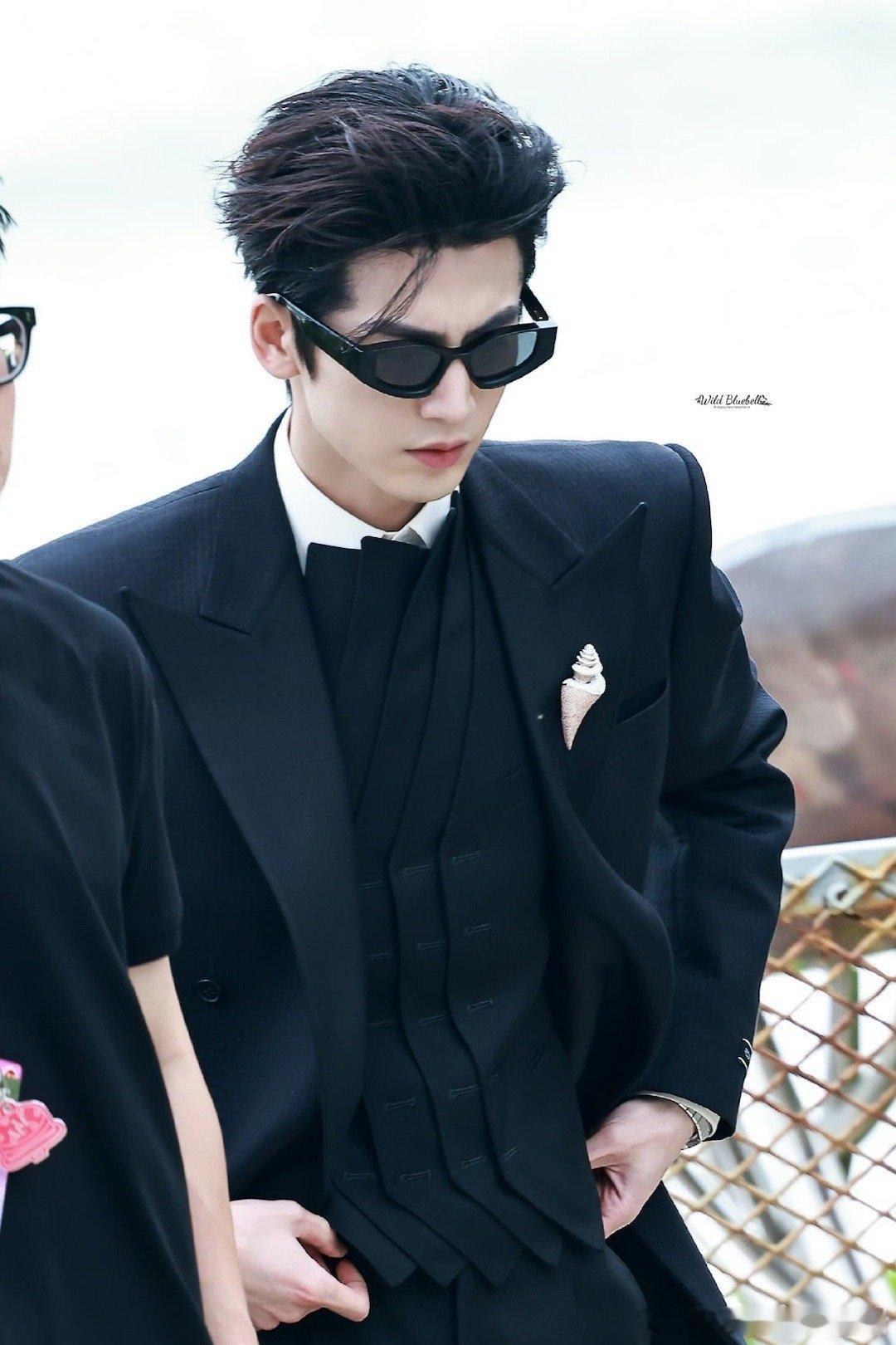 张凌赫ELLE盛典路透张凌赫ELLE路透张凌赫ELLE盛典路透，大背头，[鼓掌]