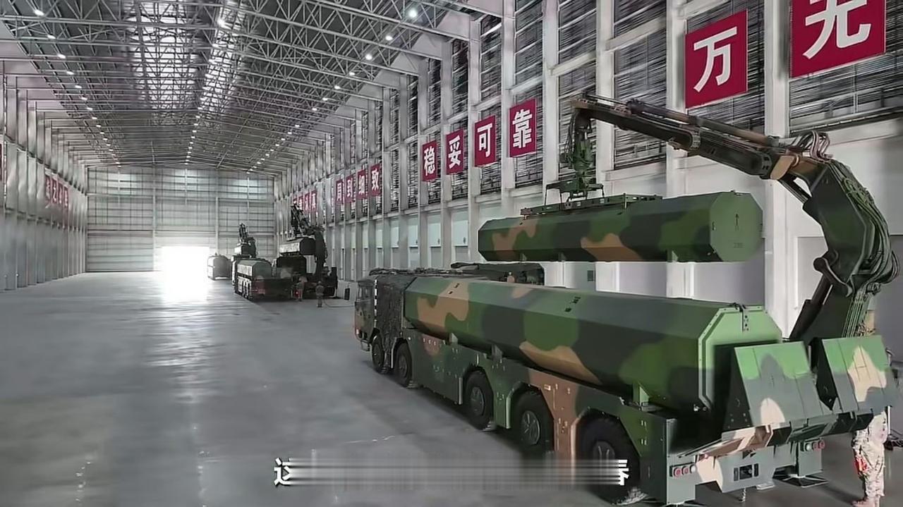 在去年阅兵之前，长剑-100这型武器，除去阅兵展出之外，只有一张模模糊糊的发射照