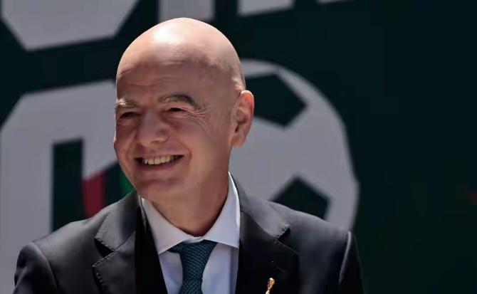 瑞士点杀哥伦比亚晋级，下轮战阿根廷，给国际足联主席因凡蒂诺出了一道难题。一边是自