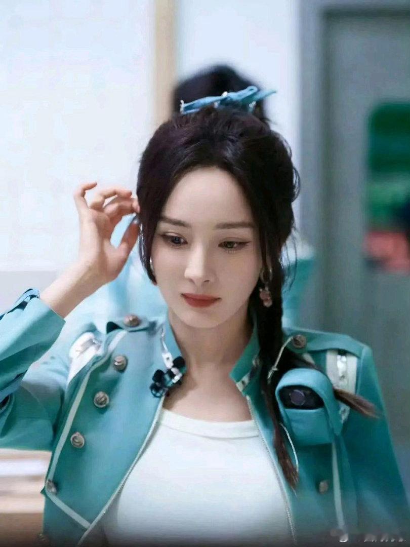 杨幂身着修身牛仔，版型贴合身形，把优越身材比例展现得淋漓尽致。 
