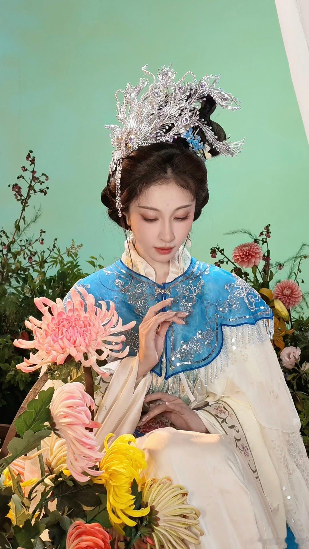 张小婉好适合国风张小婉这一套造型和妆容和她太适配了…特别的显气质！她好适合这种风