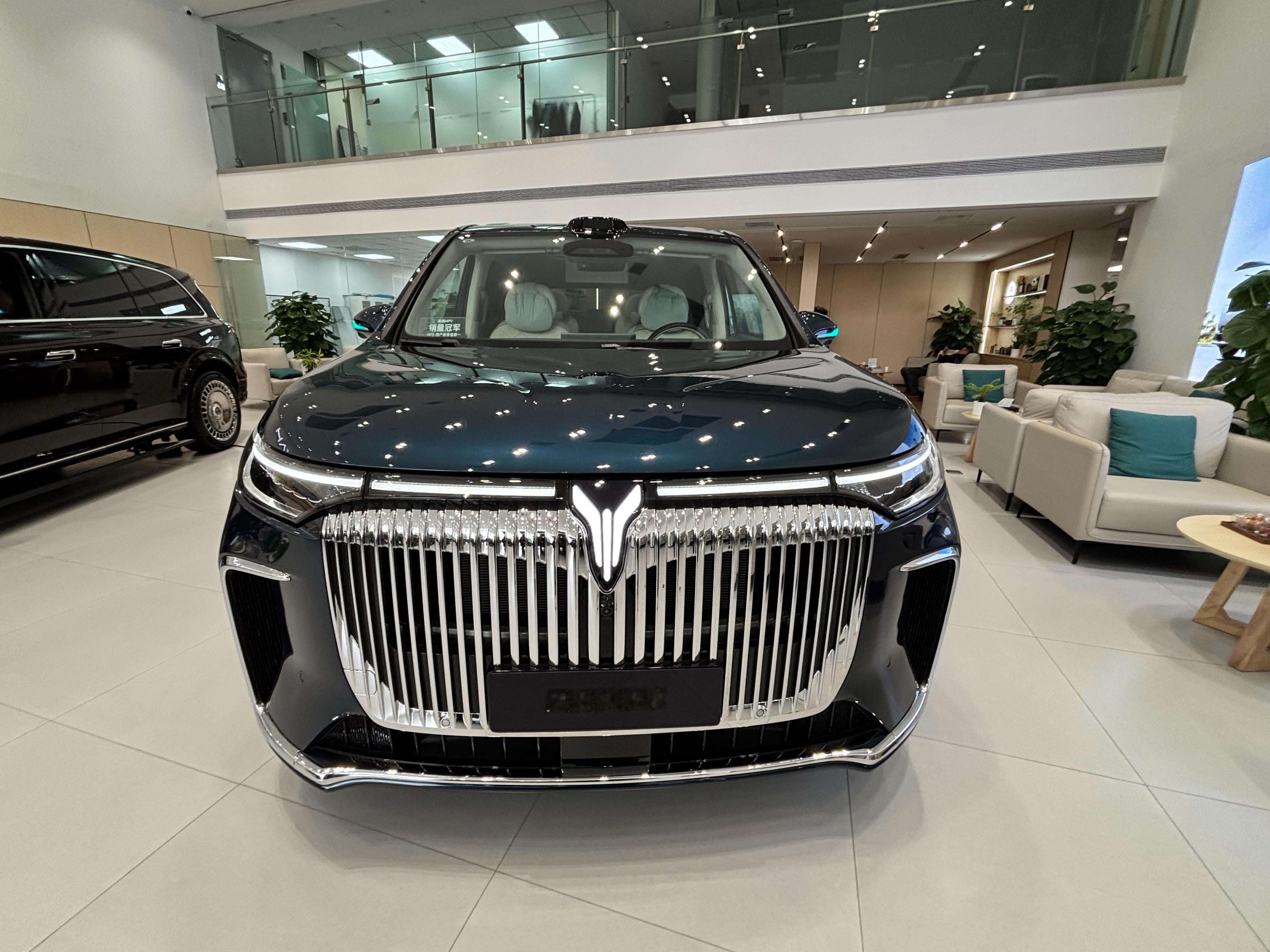 岚图品牌几款车成中高端车的畅销款，如梦想家，岚图泰山，价格都在30万元以上，在家