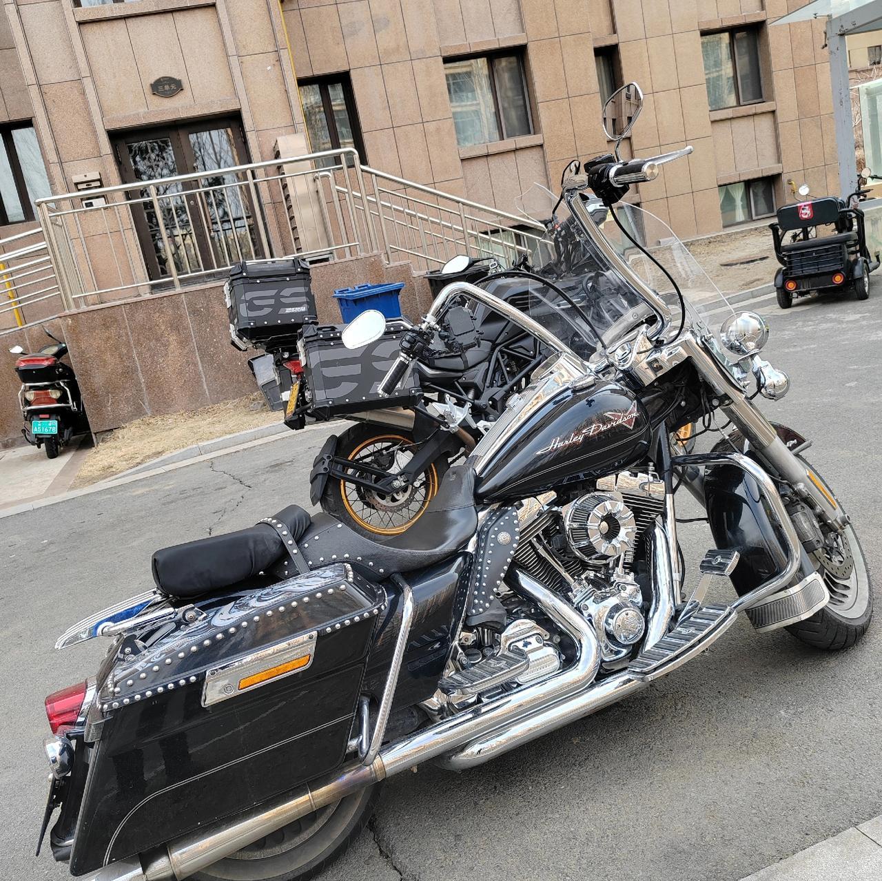 今天在楼下偶遇一台大摩托，一开始都不认识是什么牌子，看着造型又大气又复古，镀铬件