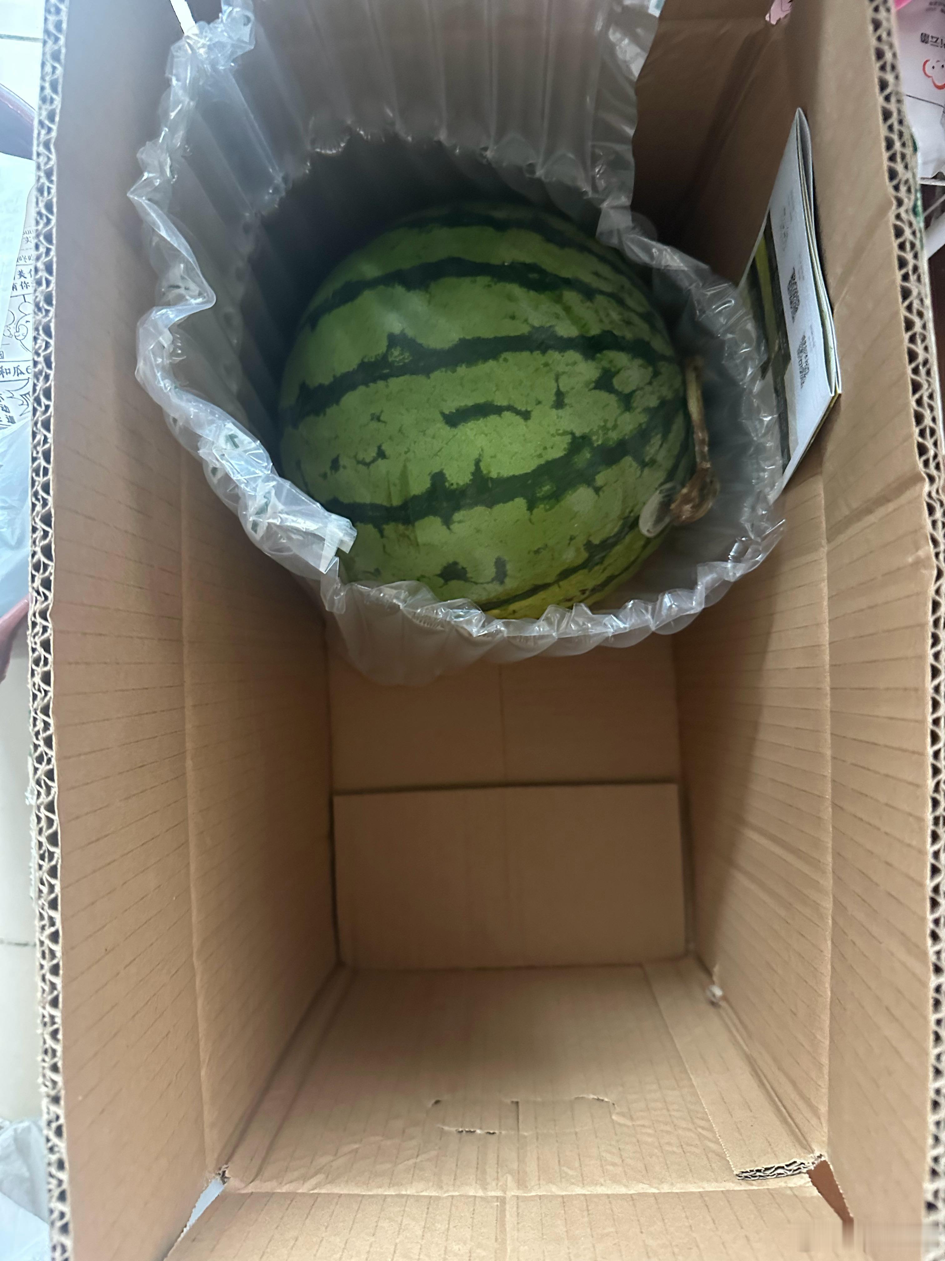 千万不要买路边切好的半个西瓜不光路边对半切好的西瓜不建议买，展销会上售卖的西瓜也