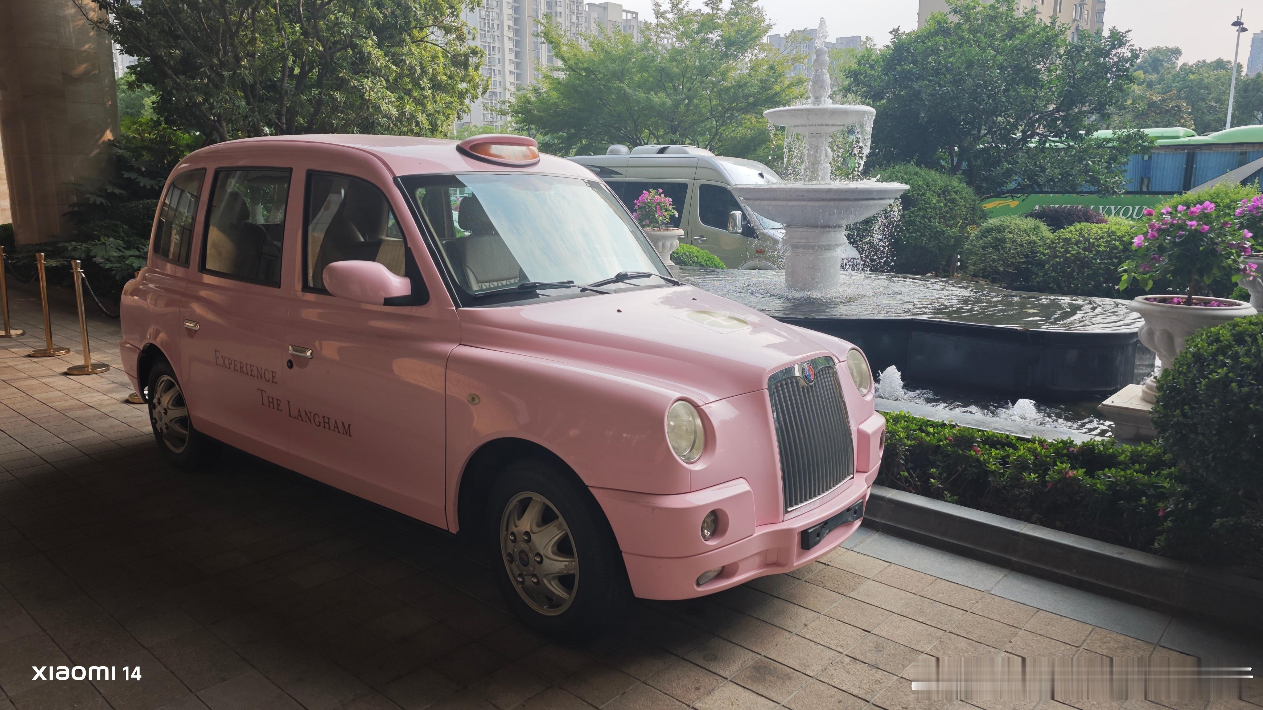 酒店门口发现一个老古董车，英伦那个TX5，很有范。这个车在18年左右，推出了增程