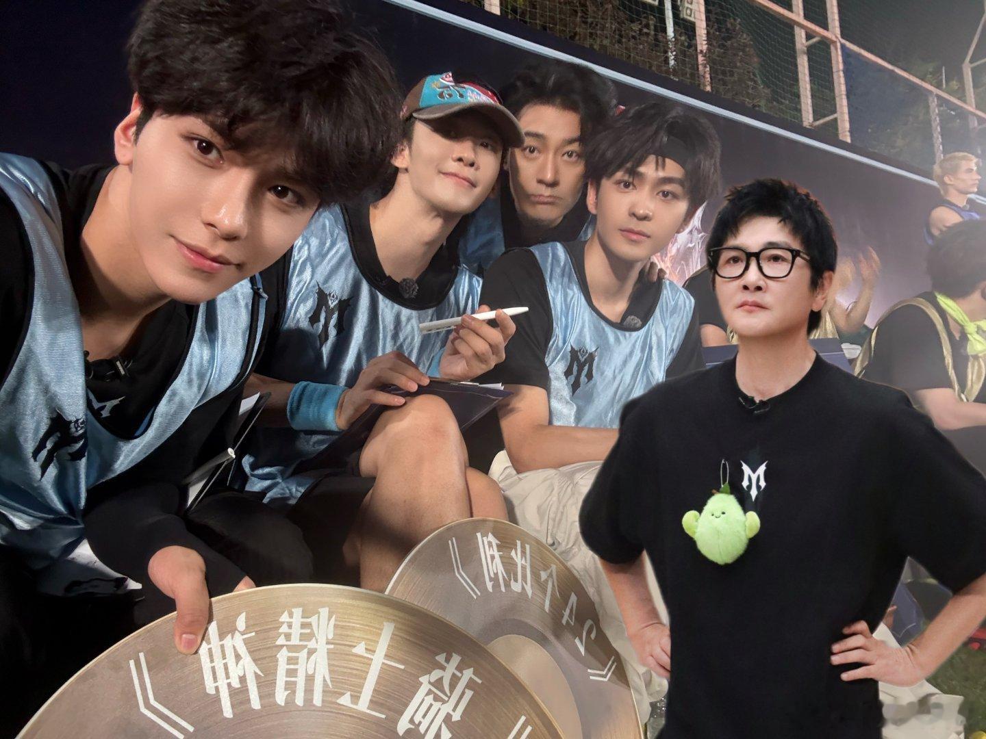 邵子恒把孙楠P进合照披荆斩棘 小小的P图藏着大大的心意！孙楠没能参加合影，邵子恒