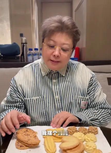 韩红在上海开演唱会间隙逛眼镜店，相中两款直接说全包，却被店员两次贴心提醒“您再看