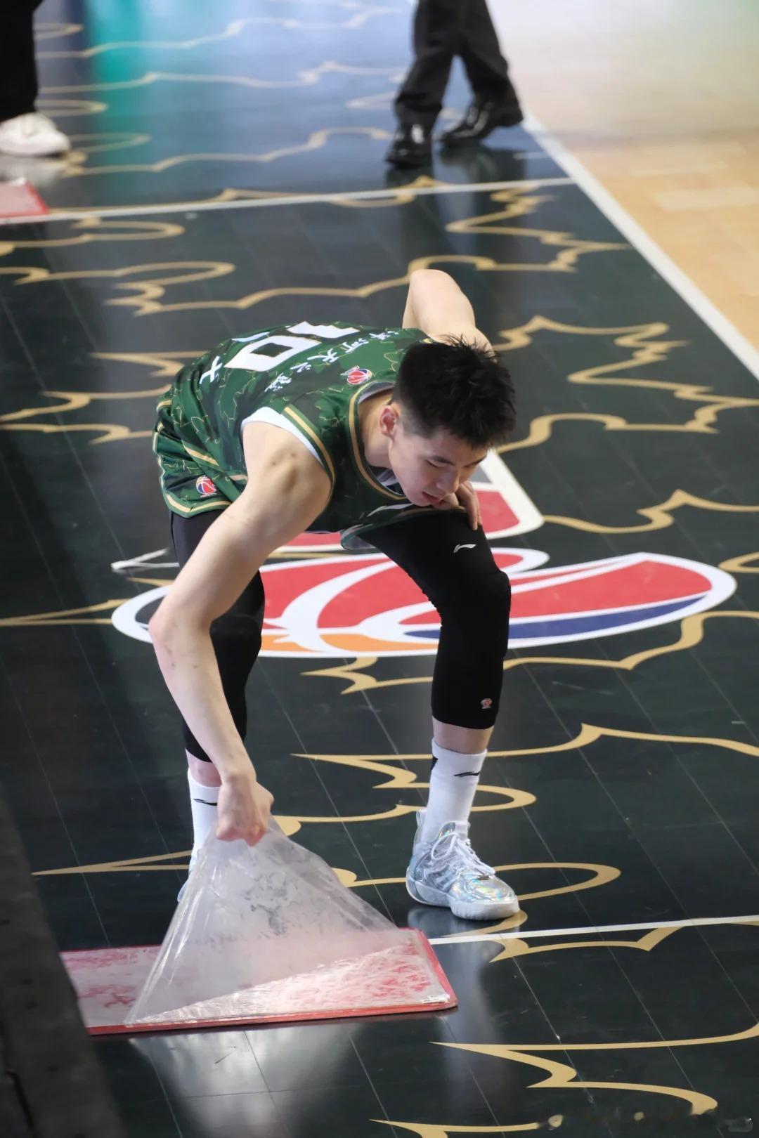 北京时间4月15日19:35，CBA常规赛第39轮焦点战上演，辽宁本钢坐镇主场迎