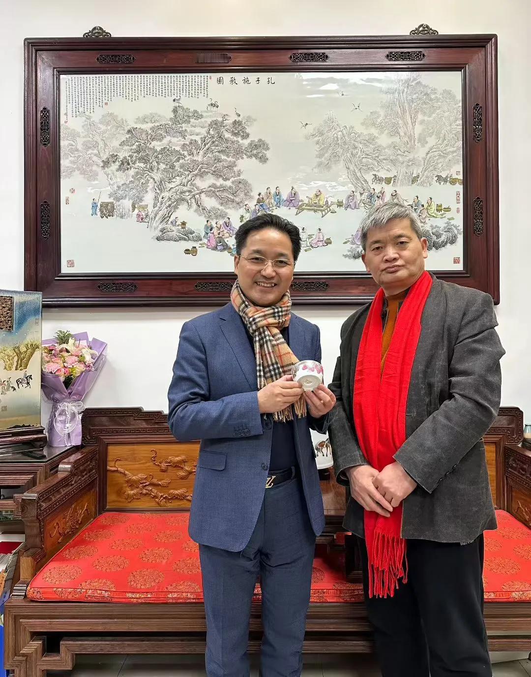 访“粉彩瓷”国家级非遗传承人，亚太地区手工艺大师，中国工艺美术大师，国家高等学校