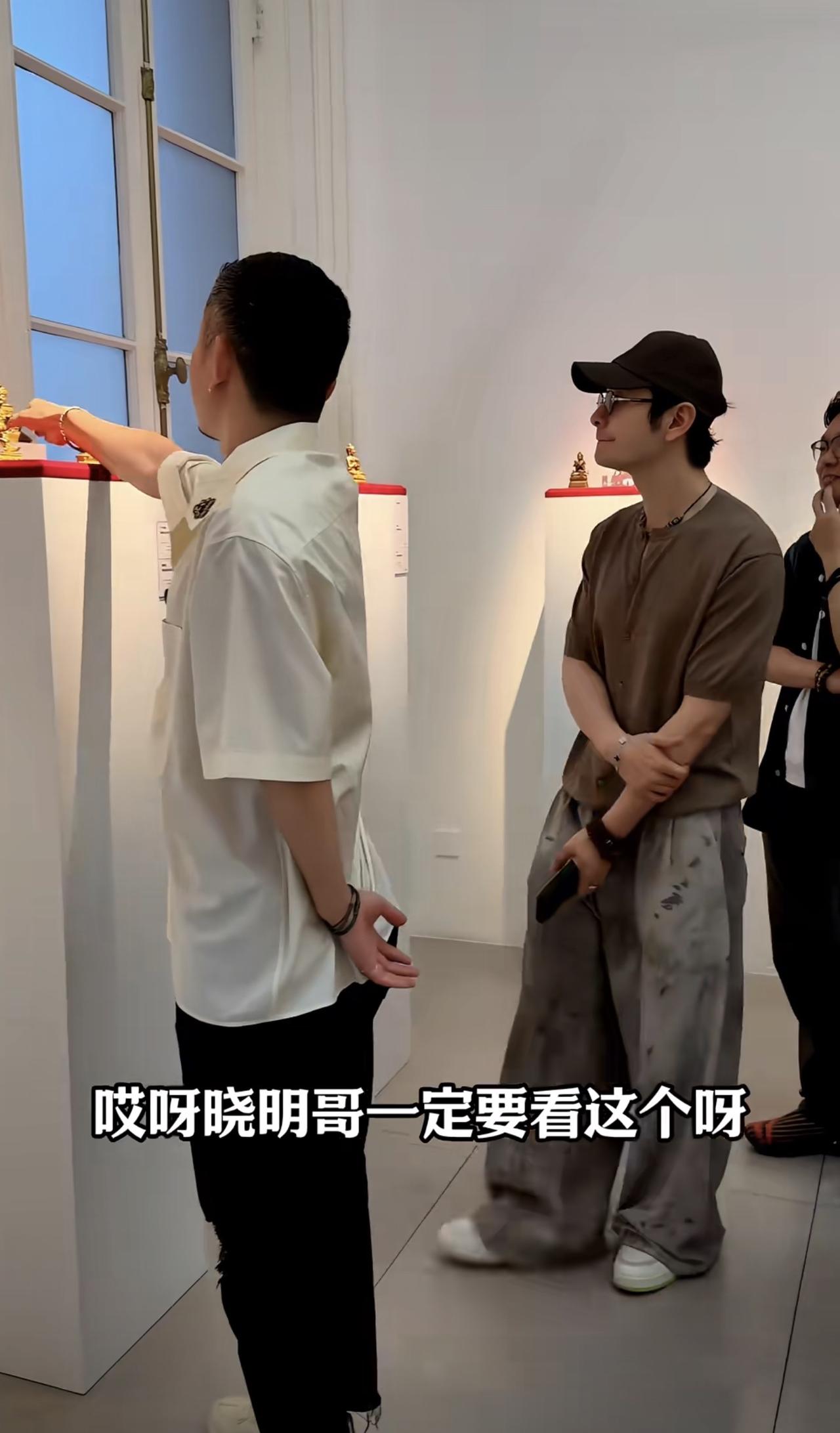 黄晓明和好友一起逛收藏展，古玩价格昂贵都是六位数以上，好友在旁一个劲得劝他买。