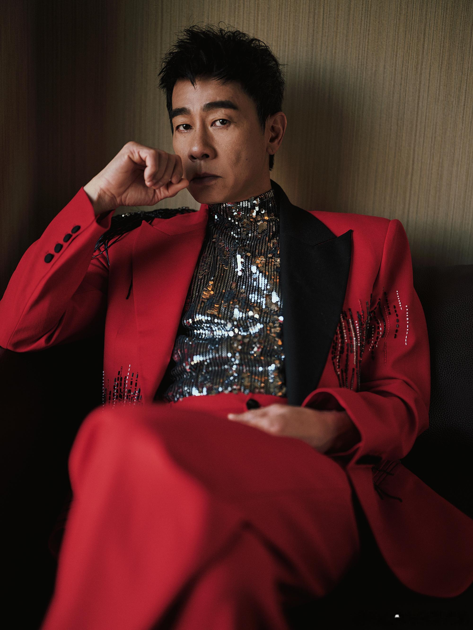 陈小春红衣黑马再登春晚陈小春第二次登台，状态反而更帅了！红衣黑马，意气风发。这个