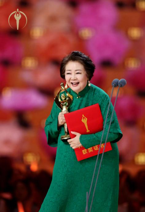 深耕演技终破界！萨日娜拿下百花奖最佳女配角！
真正的好演员，从不会被赛道局限，厚