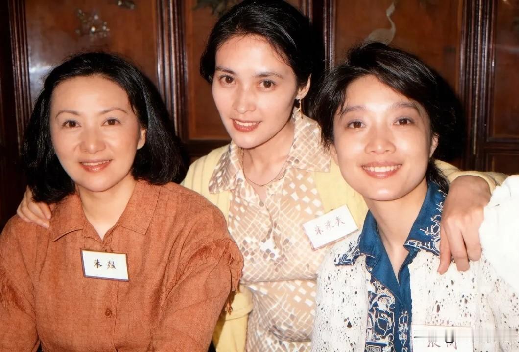 照片拍摄于上世纪八十年代，内地影星宋晓英、张闽正值青春年华，而五、六十年代香港影