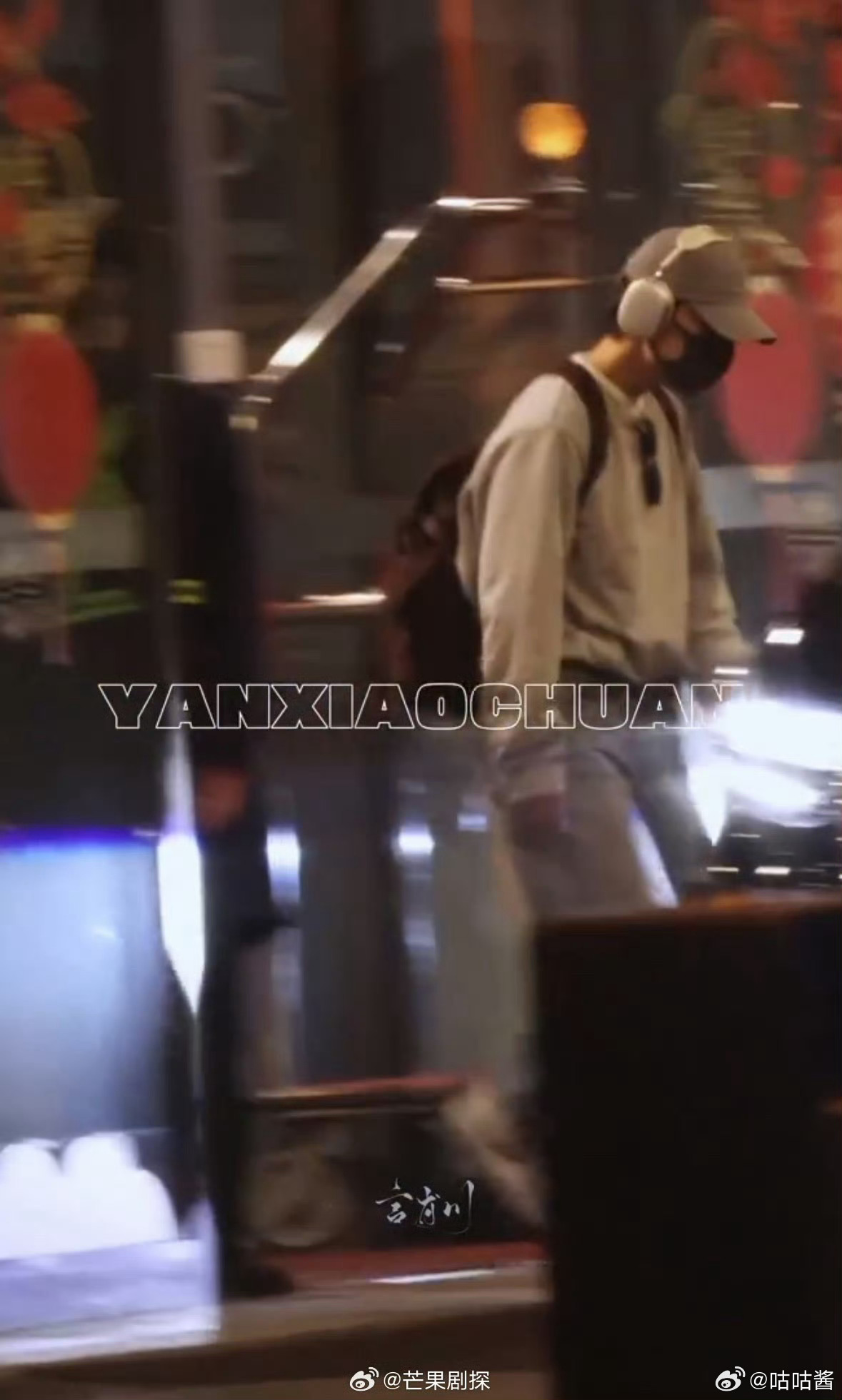 肖战棒球帽搭卫衣机场路透肖战头戴式耳机搭棒球帽 肖战机场路透，棒球帽＋卫衣，很舒