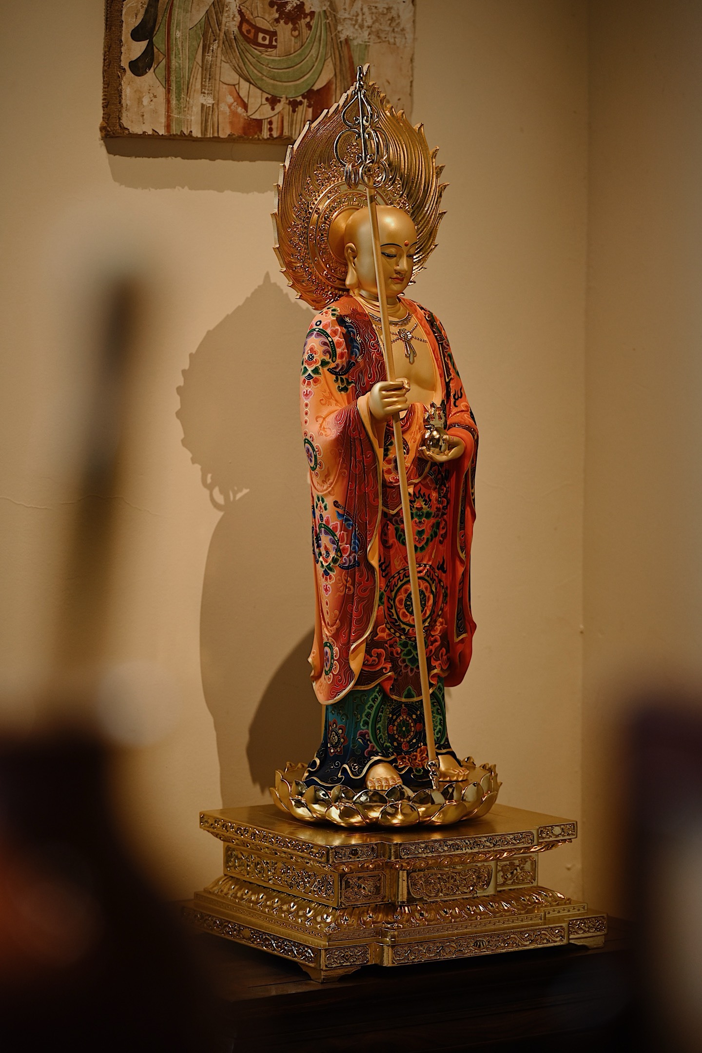 香樟木x彩绘 | 地藏王菩萨法相庄严慈悲，手持锡杖、宝珠立于莲台之上，通体鎏金，