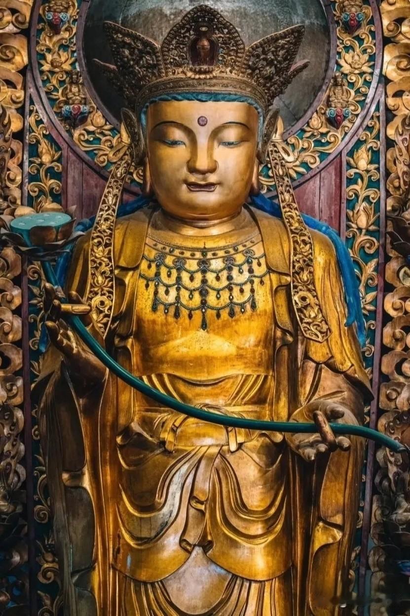 龙华寺西方三圣｜一眼千年的庄严与慈悲🙏
 
踏入上海龙华寺，西方三圣殿里的三尊