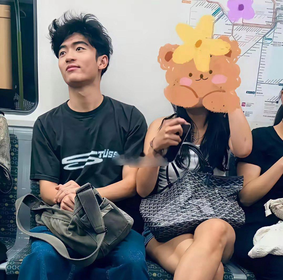 谢霆锋18岁大儿子和女友在澳洲坐地铁被偶遇，真是完美继承了父母的优良基因。 