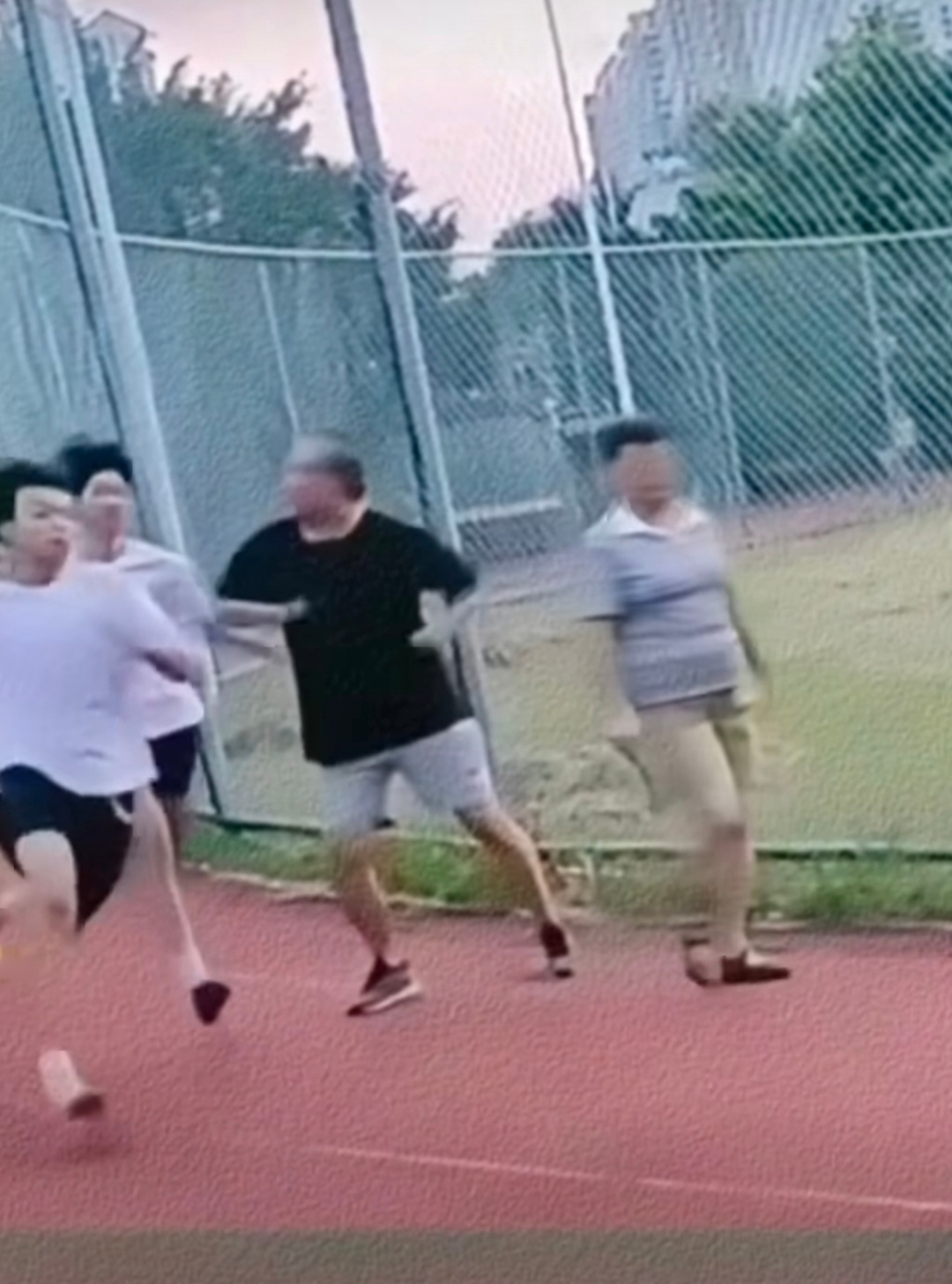 老人散步故意肘击训练学生 真不知道这人是咋想的，人家学生正常训练，你没事干非要过