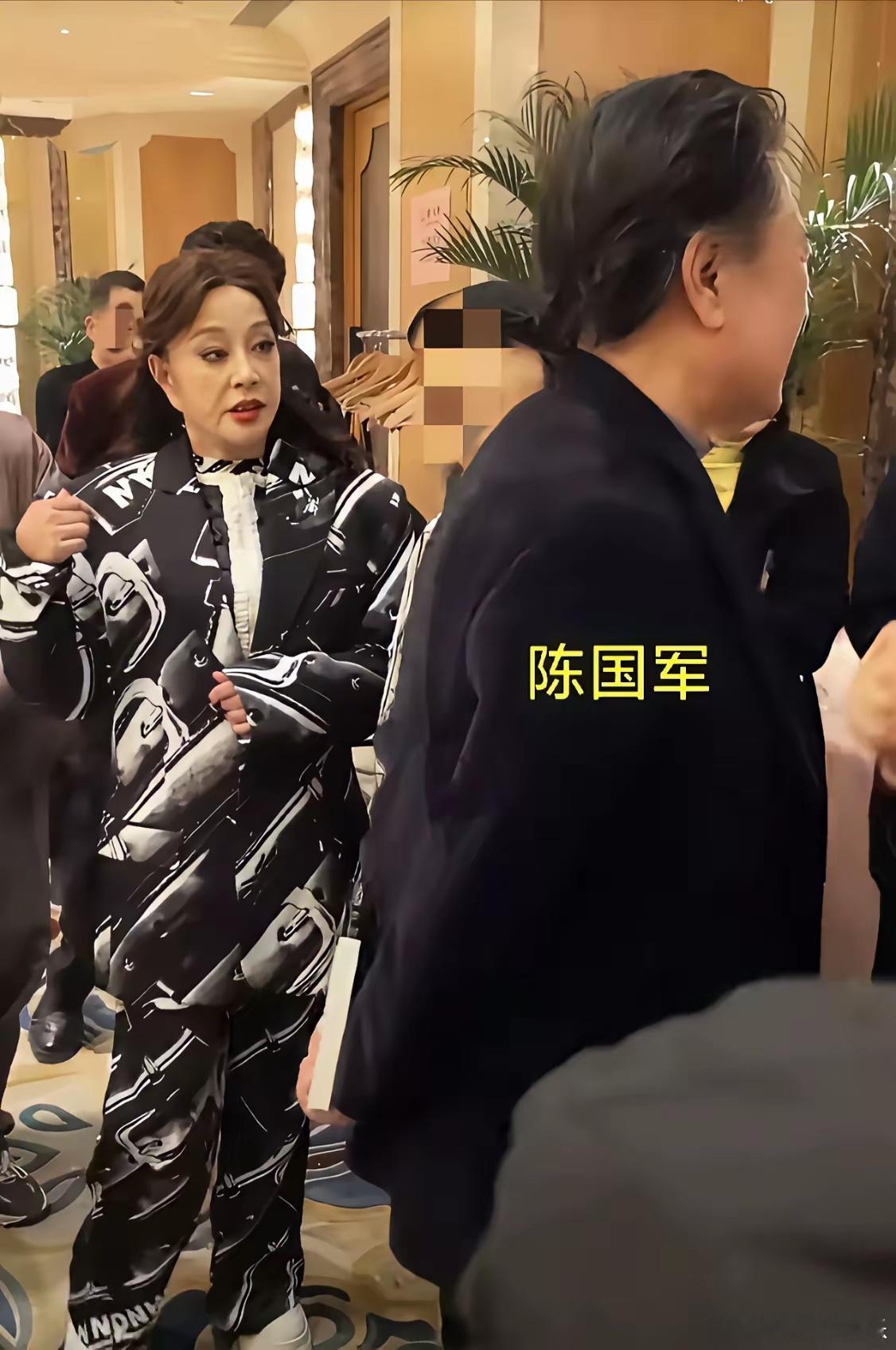 刘晓庆从艺五十周年庆，姜文没来，陈国军来了。看来陈国军对刘晓庆从艺五十周年真的很