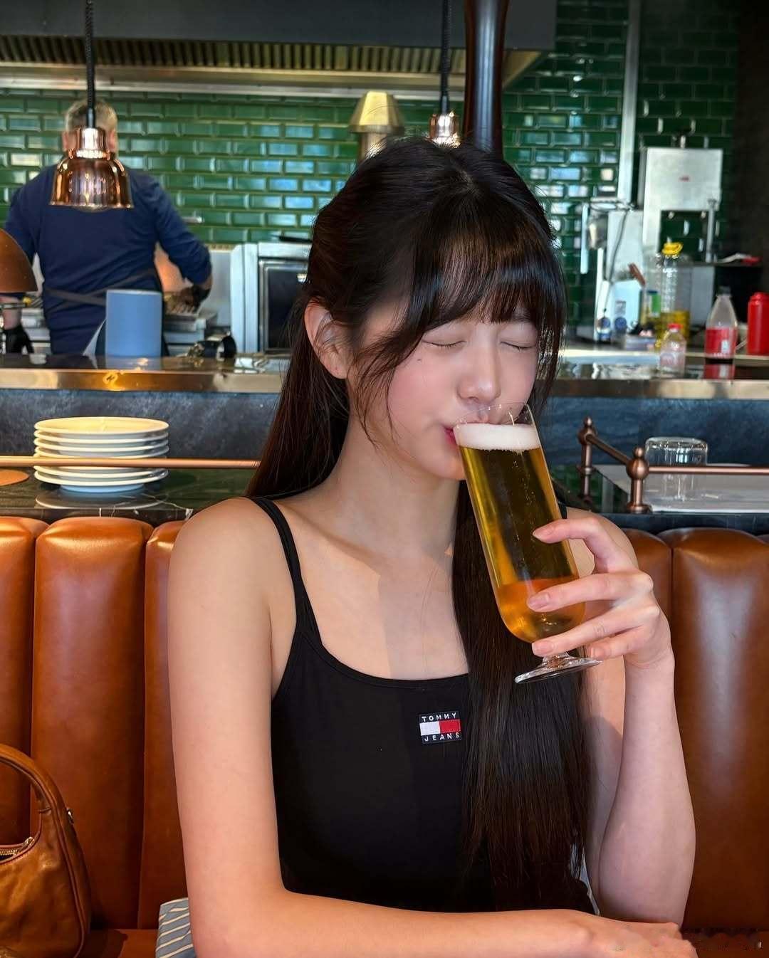 张元英尝试喝了啤酒，把izone全炸出来了哈哈哈 ​​​