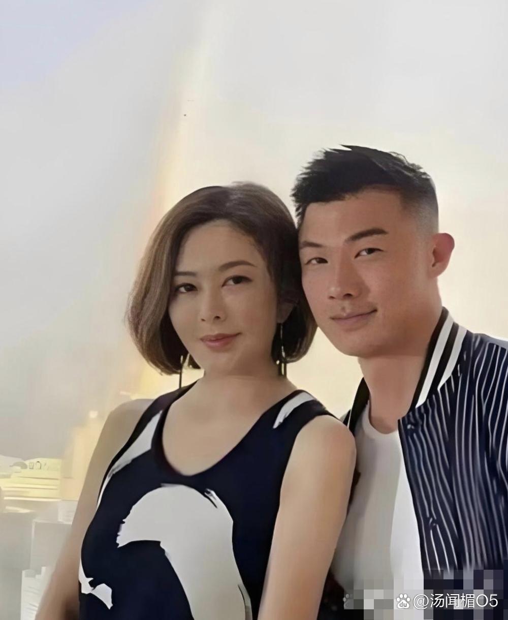这是关之琳的模特男友，小伙子27岁，关之琳62岁，两人相差35岁。 