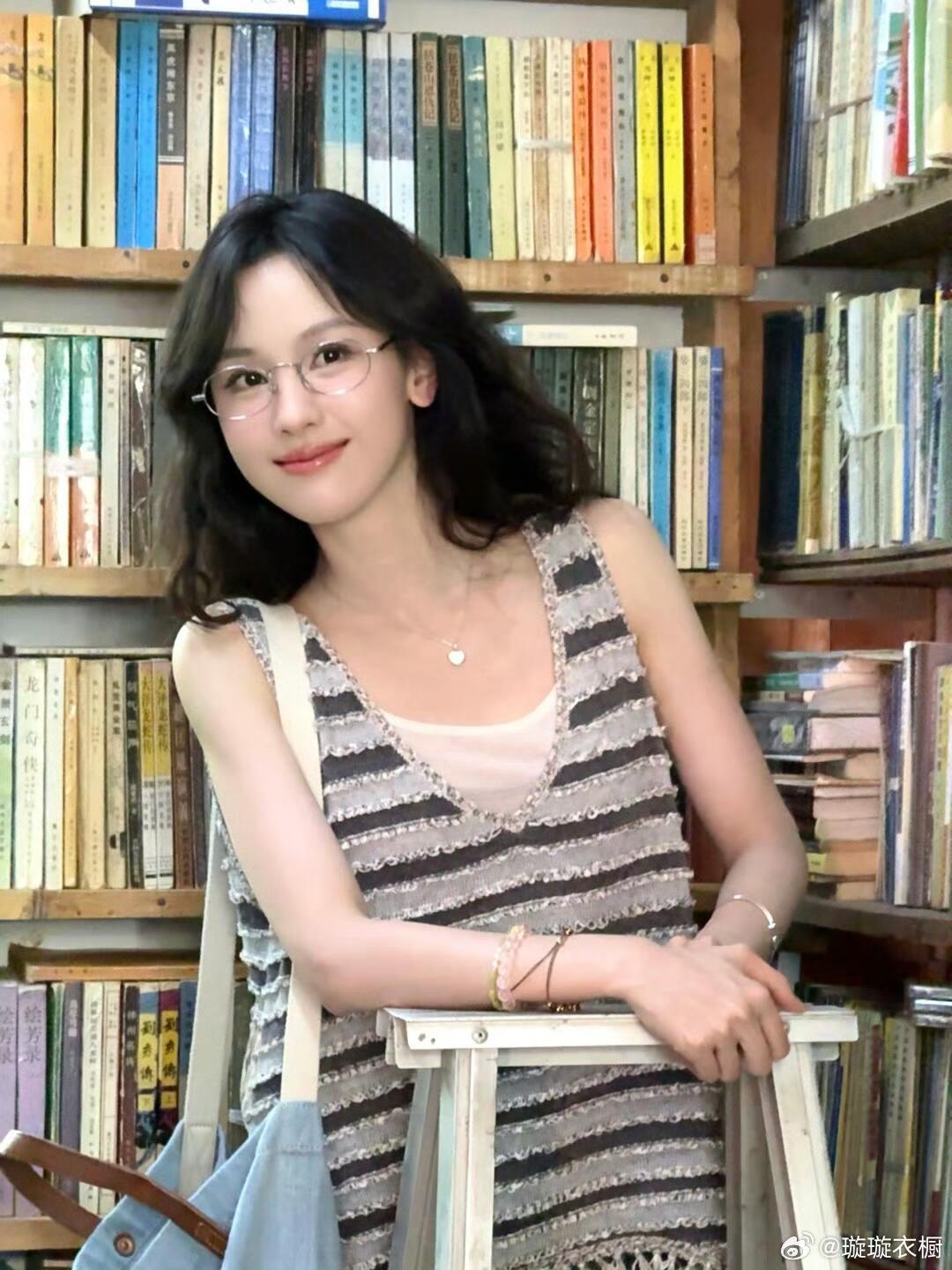 陈都灵 校花学姐被都灵妹妹圈粉了！清冷书卷气+灵动性格绝绝子，非科班出身却默默打