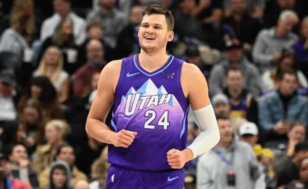 他蹲在工地门口啃煎饼，手里攥着没发的工资条。
老板电话打不通，工友说他连夜跑路了