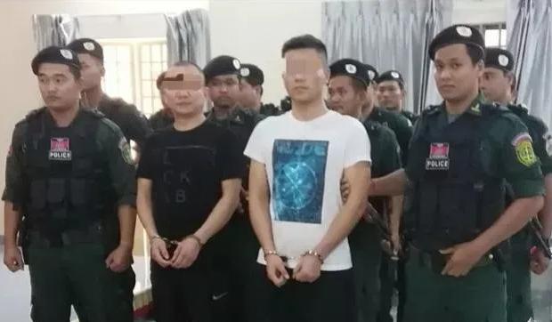太猖狂了！两个彪形大汉堵家门口威胁被他们残忍害死的反诈博主家人，强行逼迫对方签下