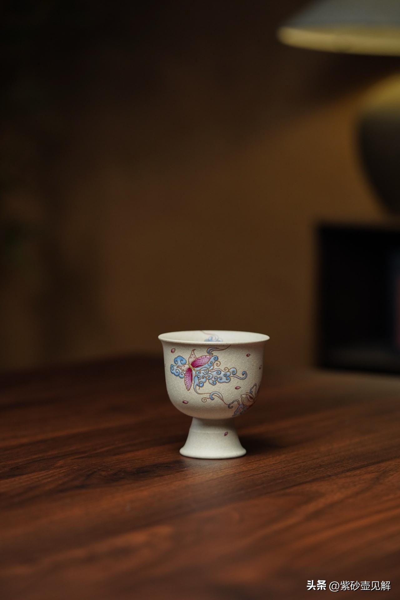 紫砂窑变是紫砂器具在裸烧下进行的工艺。通过火中面与面的火焰的流动，渐渐变成线条的