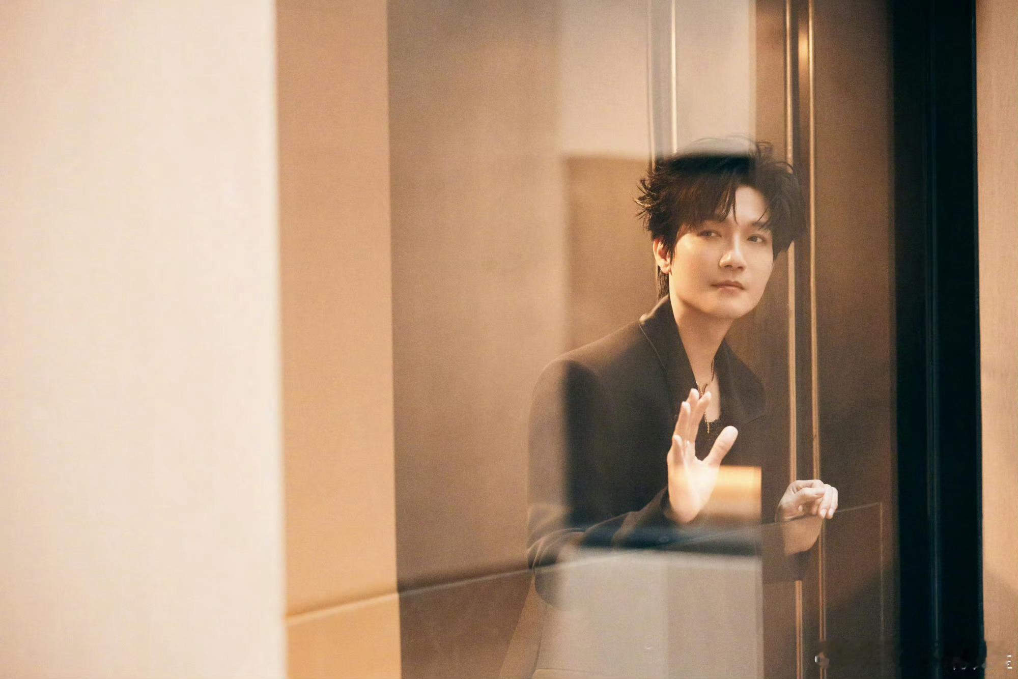 陈楚生晚礼服夯爆了 陈楚生舞台杀！《晚礼服》电吉他版前奏就上头，改编放大旋律质感