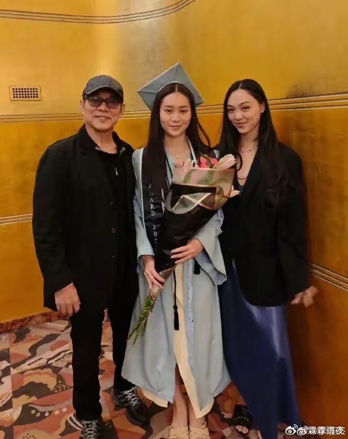 李连杰晒小女儿大学毕业照：四个女儿都大学毕业了，我小学文凭都没有。李连杰提到自己