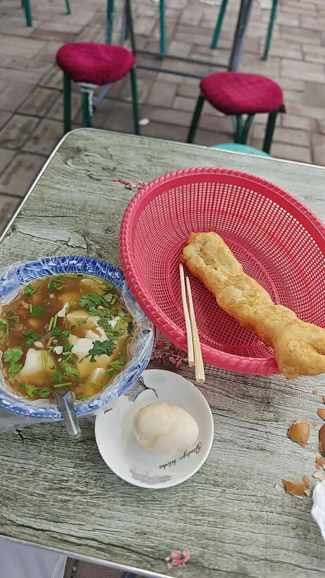 分享生活中的早餐 一说起早餐，咱河间人脑子里蹦出来的第一个词儿，十有八九都是——