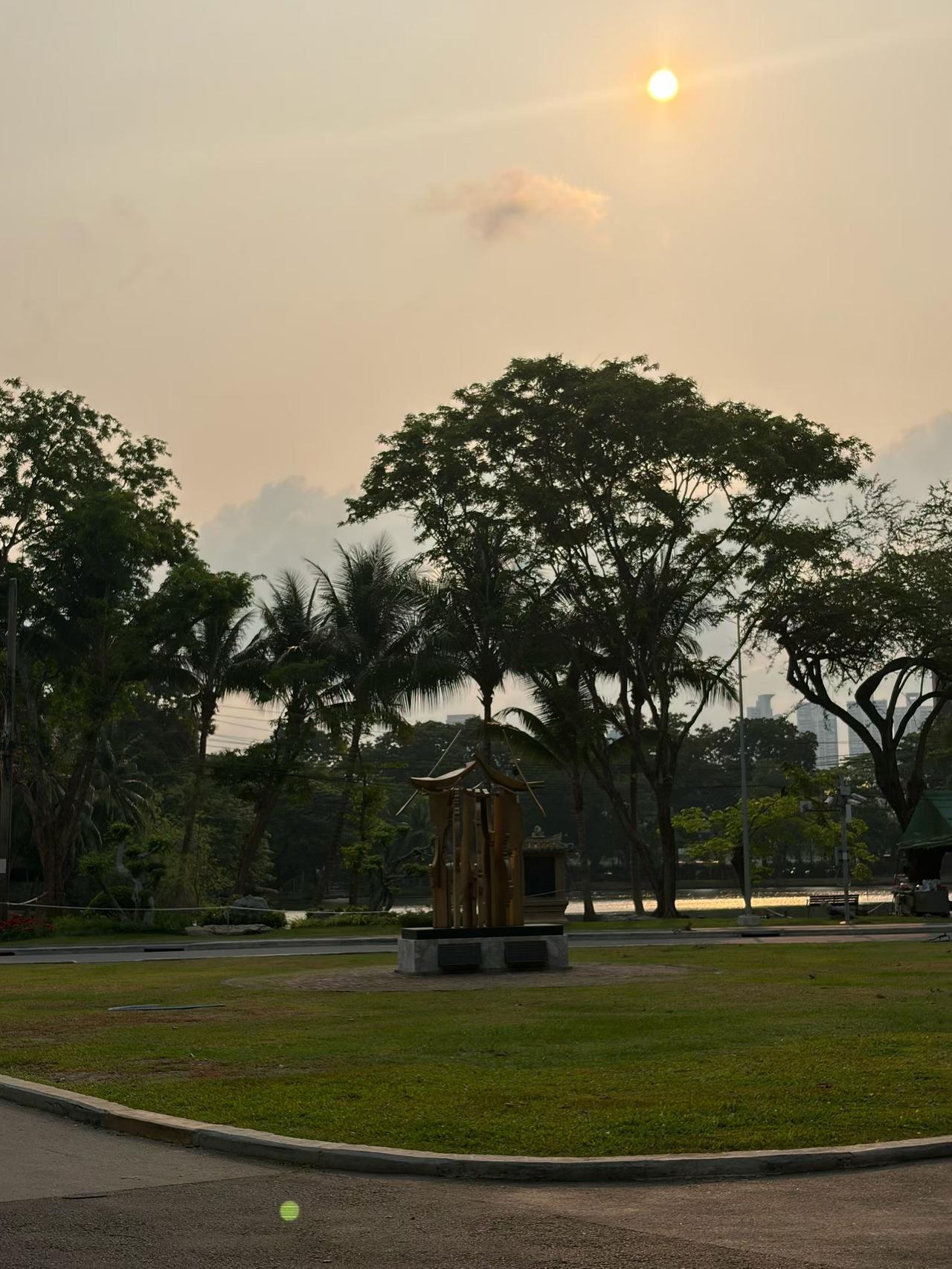 相约曼谷
清晨[太阳]慢逛 🏝️Lumphini Park

人与自然和谐相处
