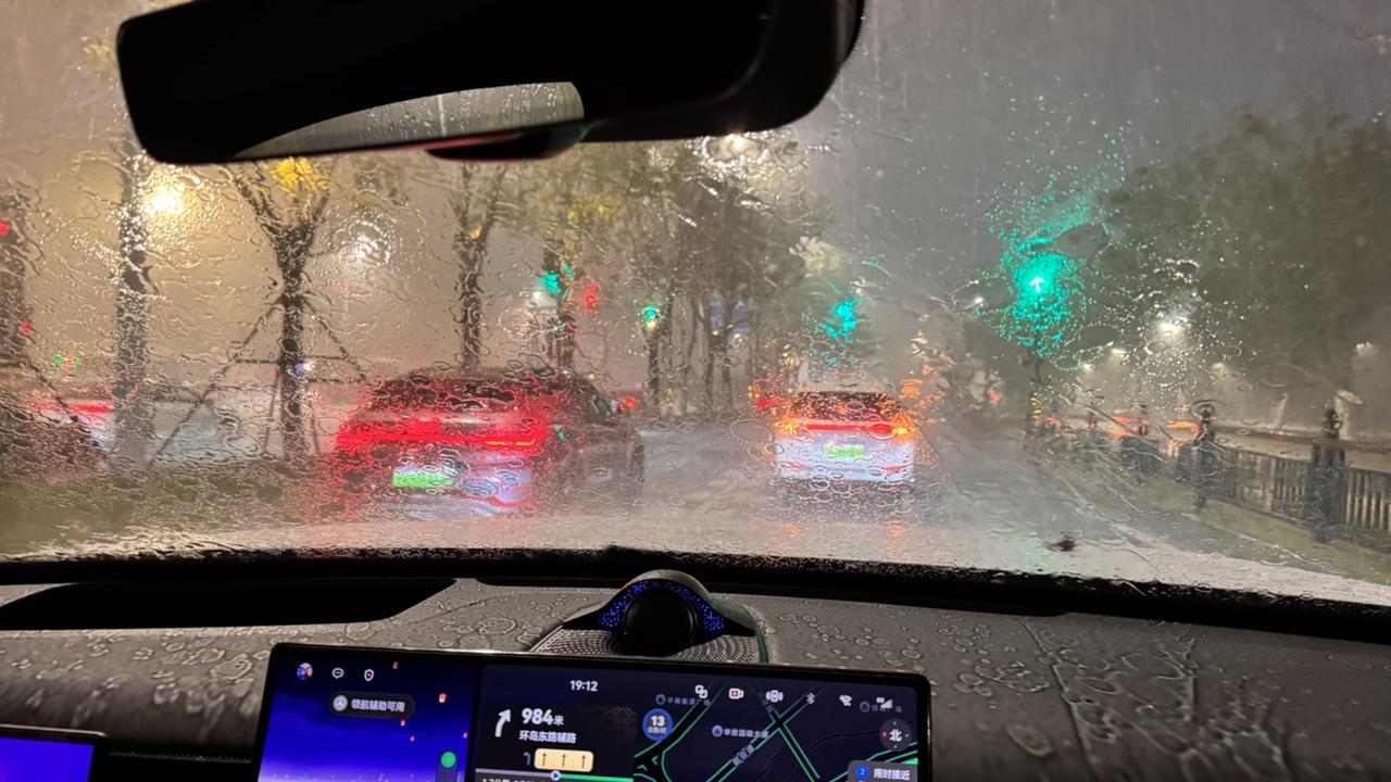 下暴雨，大到道路边缘都几乎无法判断
这时候有人开着流水式的双闪行驶
那就真的很烦