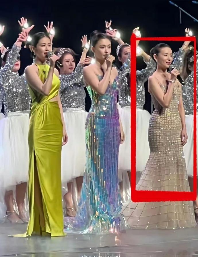 董洁明明快瘦成竹竿了，站在林允和颖儿旁边，她居然是最壮的 ​​​