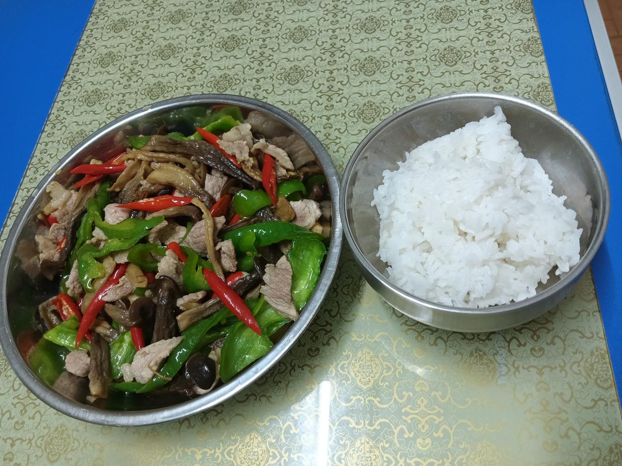炒菜的人一定会等吃饭的人。但是吃饭的人不一定等炒菜的人。不知道朋友有没有发现？帮