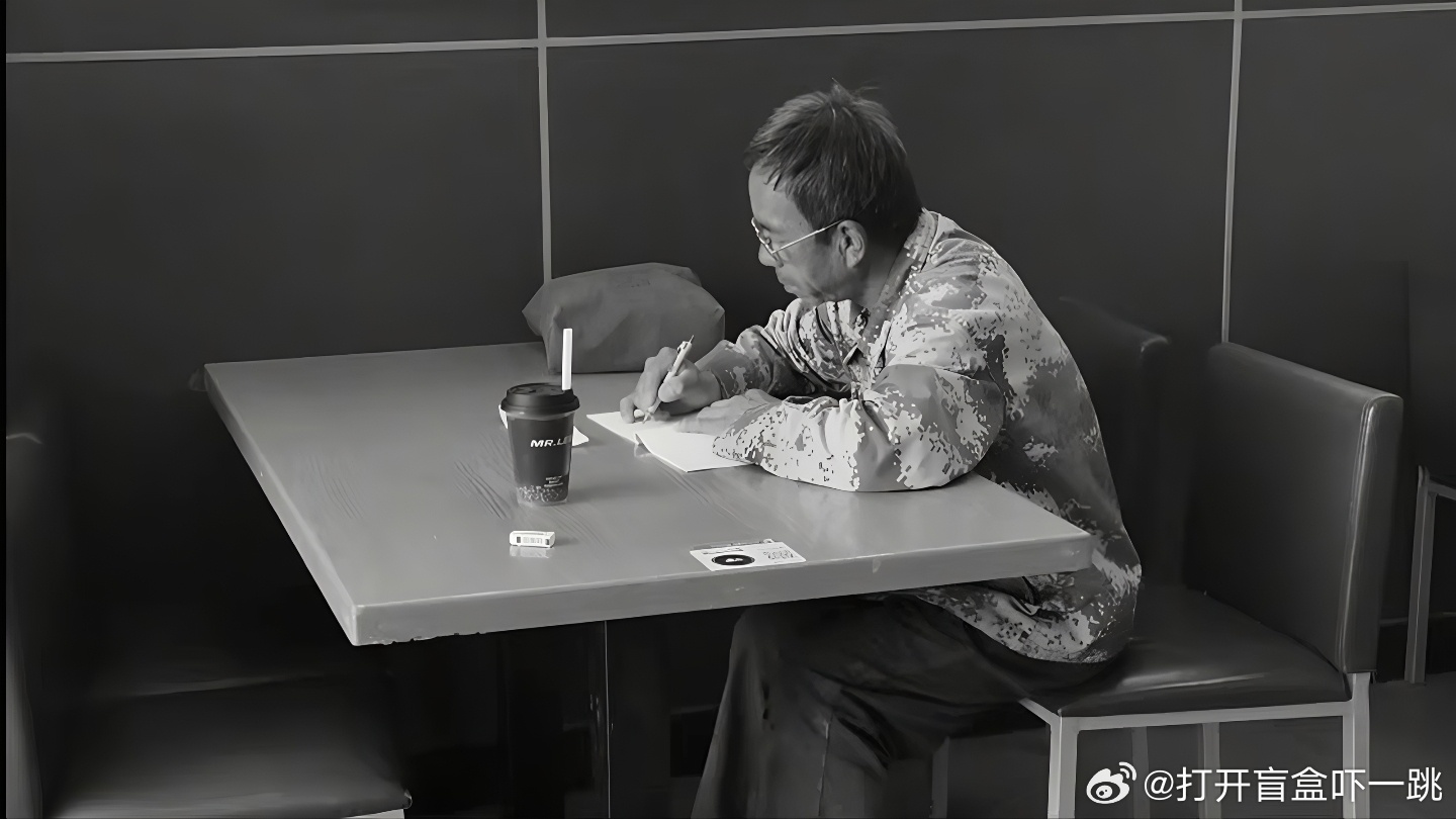 刷到一位博主随机邀请路人当场挑战往年高考作文，只要写够字数就给一千块钱。博主在工