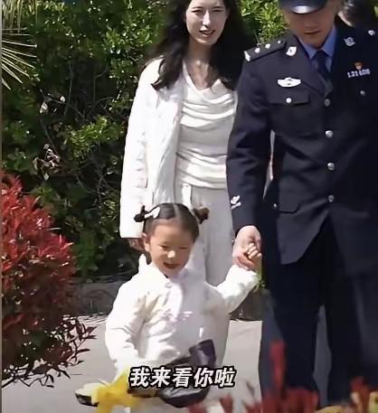 在青松翠柏间，小丁宝第一次来到了爷爷的墓前。墓碑照片上的爷爷，定格在了意气风发的