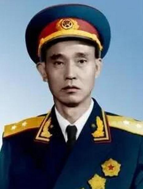 1947年，一名解放军师长，大腿根部受伤住院，这时，一19岁女护士来到他的病房，